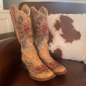 CORRAL A1990 antique saddle leather wings, peace sign & heart cowgirl